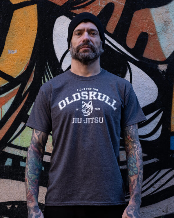 Oldskull gris 1 collegue shirts 2023 1080x1350 1
