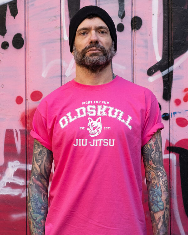 Oldskull rosa 1 collegue shirts 2023 1080x1350 1